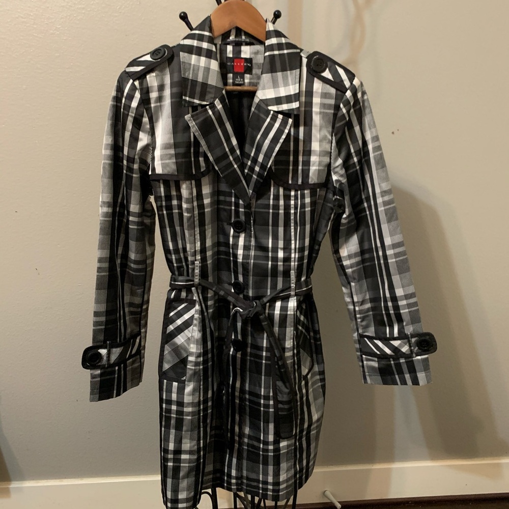 Gallery L checkered raincoat black white